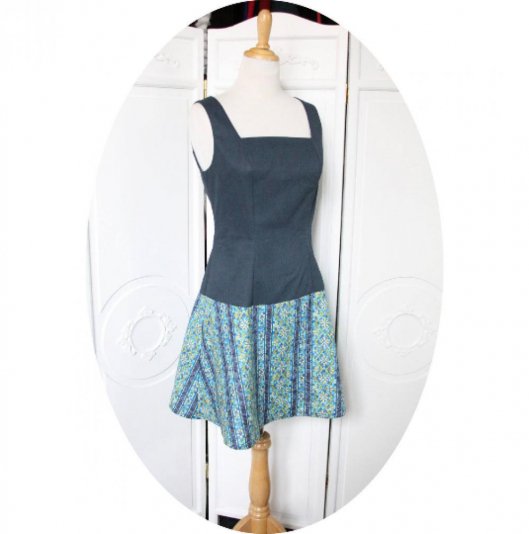 Robe sixties courte trapeze sans manches à décolleté carré en coton jean et imprime mozaique bleu vert