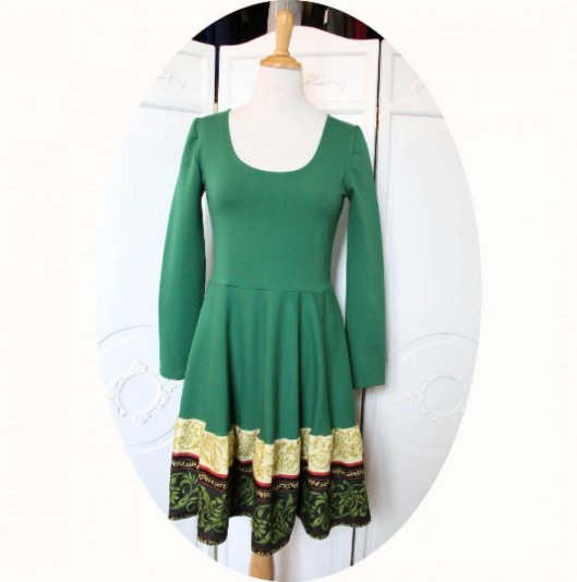 Robe verte courte à manches longues en maille coton et galon coton effet dentelle en coloris vert et ivoire
