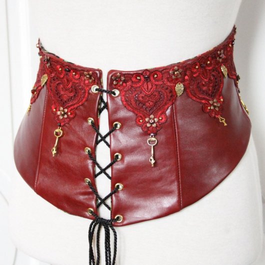 Serre taille Cersei, serre taille en soie cuir rouge, ceinture corset en cuir rouge et broderies