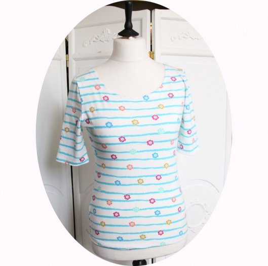 Top P'tit Basique tshirt marinière manches courtes à rayures bleu turquoise et fleurs colorées