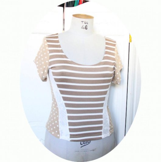 Top bustier cintré beige et blanc à manches courtes en jersey marinère beige et blanc et maille de coton à pois blancs