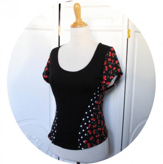 Top bustier cintré à manches courtes en jersey  de coton noir et imprimé cerises et noir a pois blancs