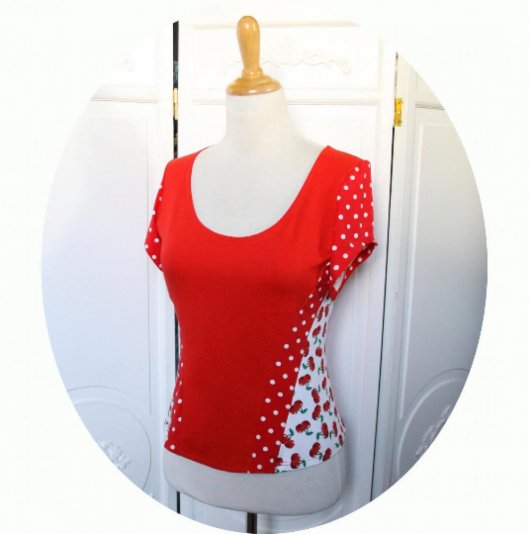 Top bustier cintré rouge à manches courtes en jersey de coton rouge à pois blancs et blanc à cerises rouges