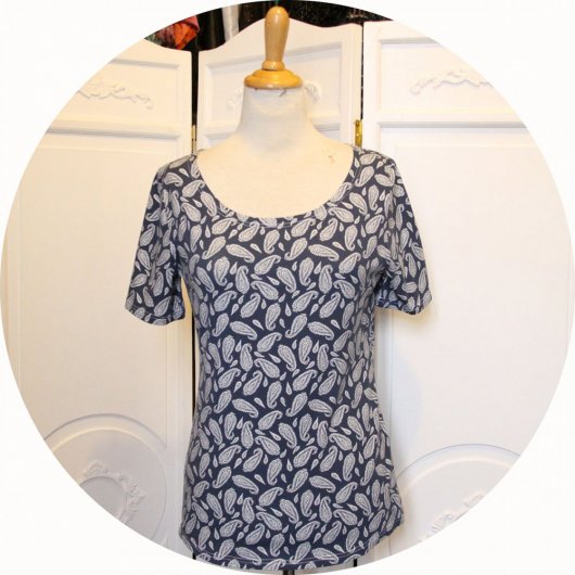 Top tshirt P'tit Basique en coton imprimé arabesques paisley blanches sur fond bleu à manches courtes en jersey de coton