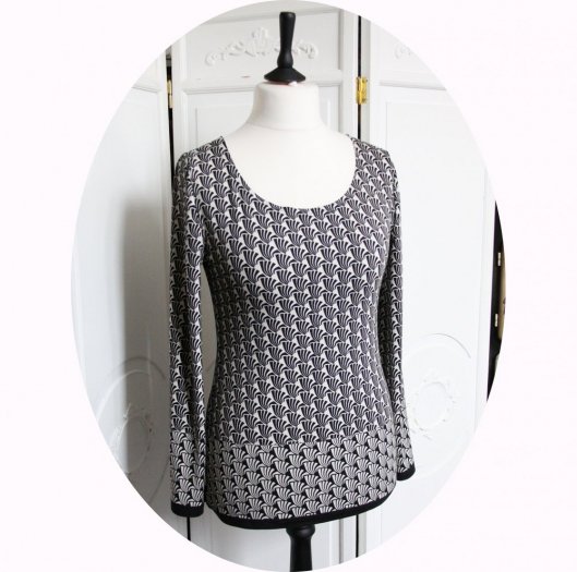Tunique noire et ivoires en maille jersey viscose fluide motif japonisant à manches longues