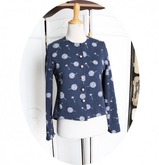 Veste bleue jean en maille sweat et motifs pissenlits blancs