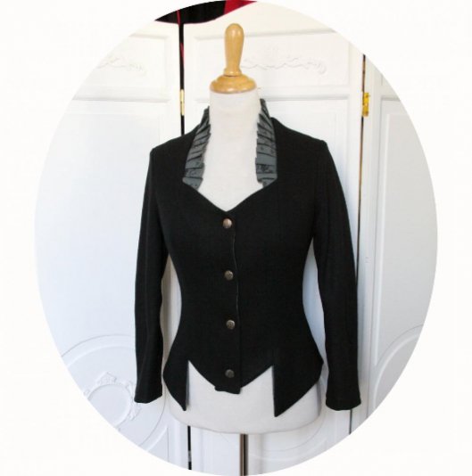 Veste courte et cintrée en laine noire et col en coton ruché gris