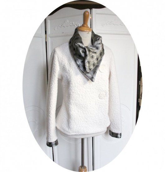 Veste croisée blanche à grand col en tissu jacquard noir et blanc