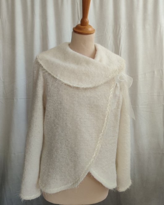 Veste croisée blanche en mohair et grand col chale
