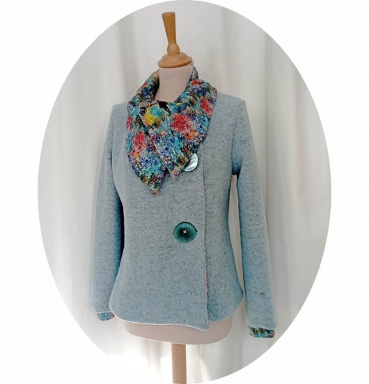 Veste croisée bleu ciel chiné à grand col en jersey imprimé coloré