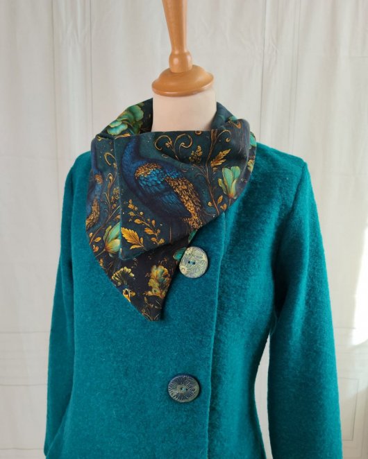 Veste croisée bleu vert à grand col en coton imprimé fleurs et paon