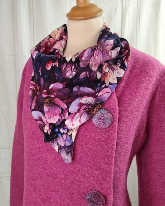 Veste croisée rose et mauve à grand col en coton imprimé fleurs