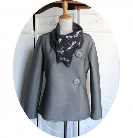 Veste croisée souple à grand col en maille chiné gris clair et jersey libellule