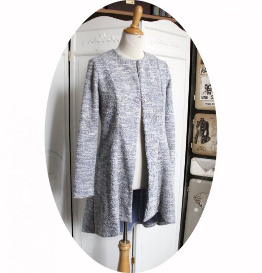 Veste queue de pie longue et cintrée en maille chinée  bleu ivoire et argent