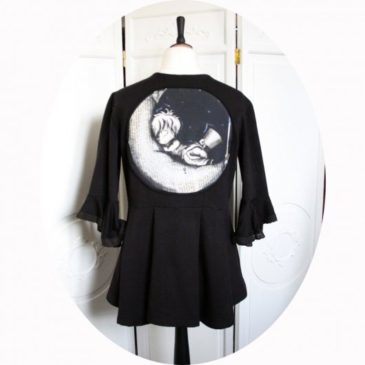 Veste queue de pie noire en maille coton à manches trois quart volantée et motif pierrot sur sa lune