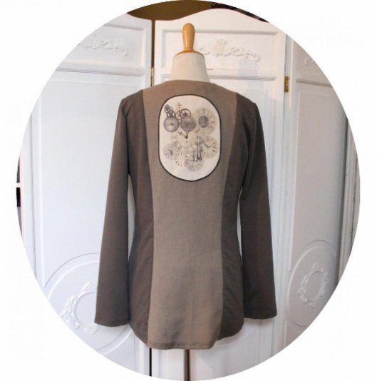 Veste steampunk légère en maille coton marron et toile de coton taupe et motif médaillon horloge et rouages