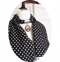 Etole foulard bijou noire en coton à pois blancs et bijou cabochon ovale coquelicot