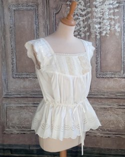 Blouse en dentelle et broderie anglaise vintage