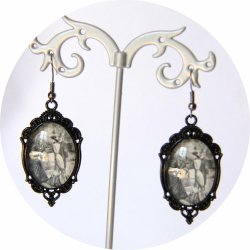 Boucles d'oreilles Gravure de Mode Belle Epoque noir et blanc robe grise sur monture ovale noire