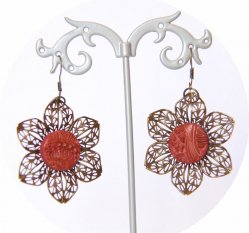 Boucles d'oreilles légères fleur rouge corail et bronze