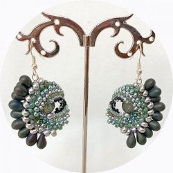 Boucles d'oreilles spirale de perles  bleu gris et argent