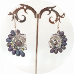 Boucles d'oreilles spirale de perles mauve et cristal