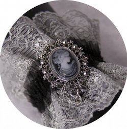 Bracelet manchette steampunk victorien en dentelle grise et noire et broche camée