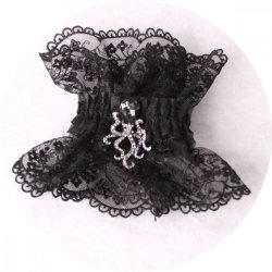 Bracelet manchette steampunk victorien en dentelle noire et broche pieuvre