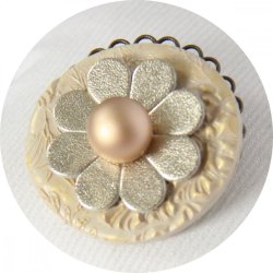 Broche médaillon rond beige et doré en boutons