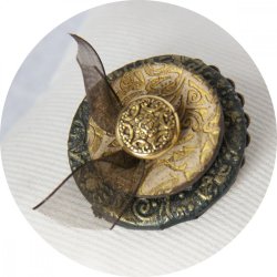 Broche médaillon rond noir et doré en boutons