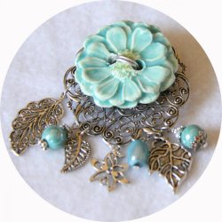 Broche ronde bouton en céramique bleu azur sur fond filigrané argent avec breloques argent et perles bleues