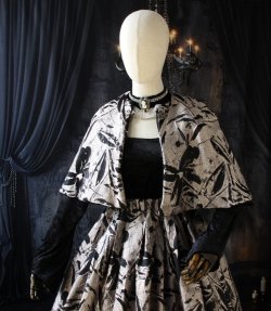 Cape beige et noire en brocard et polaire