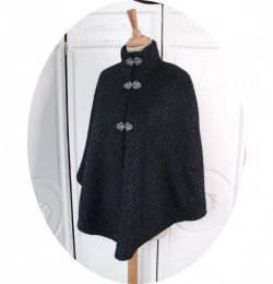 Cape légère en laine noir et bleue doublée de satin bleu