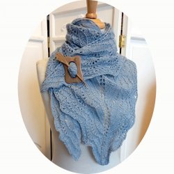 Chale léger en dentelle de laine bleu clair tricoté main avec un motif ajouré