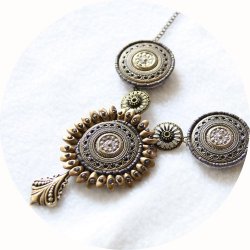Collier Esprit Antique trois médaillons brodés de perles montés sur une estampe en métal bronze ancien et chaine bronze