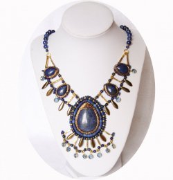 Collier médaillon bleu lapis lazuli et doré en broderie de perles