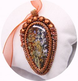 Collier médaillon fleurs séchées orange rouille serti de perles japonaises et cristal