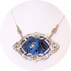 Collier médaillon ovale en ruban de soie shibori bleu brodée et cadre argenté