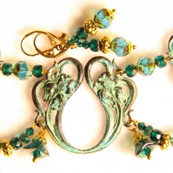 Collier Art Nouveau Iris en perles de bohème vertes et or et estampes iris à volutes patinées en vert de gris
