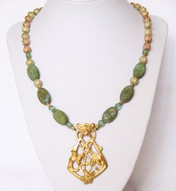 Collier Art Nouveau style nymphe Mucha avec fleur de Lys doré et perles de Boheme vert et or