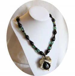 Collier Art Nouveau vert bronze et noir avec un nenuphar bronze et une goutte d'agate noire sur un rang de perles vertes et noires