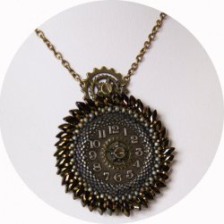 Collier steampunk médaillon cadran de montre et engrenage en broderie de perles