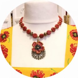 Collier Anémone en perles rouge corail et médaillon central en céramique
