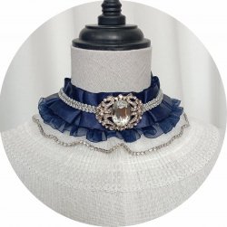 Collier tour de cou en dentelle blanche ruban bleu et boucle strassée