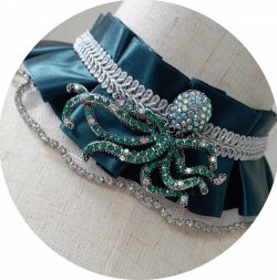 Collier tour de cou en dentelle blanche ruban vert et boucle poulpe strassée