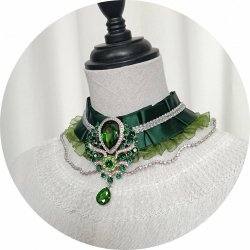 Collier tour de cou en dentelle blanche ruban vert et boucle strassée