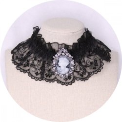 Collier tour de cou en dentelle noire et broche camée grise
