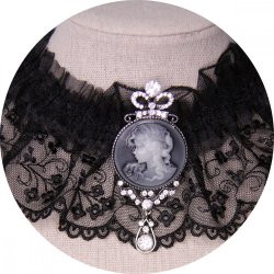 Collier tour de cou en dentelle noire et broche camée grise