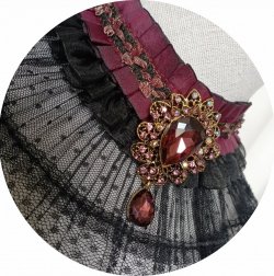 Collier tour de cou en dentelle noire et violet et broche en strass prune