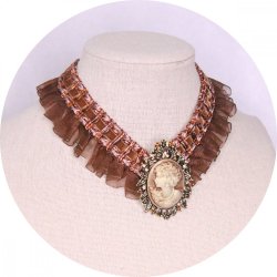 Collier tour de cou en ruban marron et broche camée portrait dorée